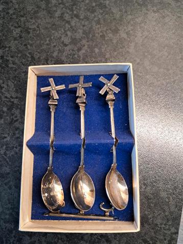 Mooie lepels met draaiend molentje beschikbaar voor biedingen