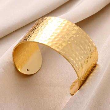 Brede Goudkleurige Open Manchet Dames Armband beschikbaar voor biedingen