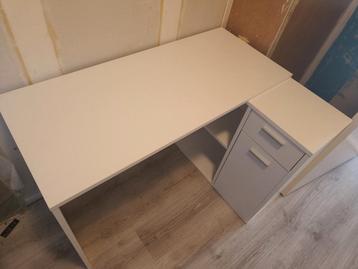 Wit Bureau met hoek