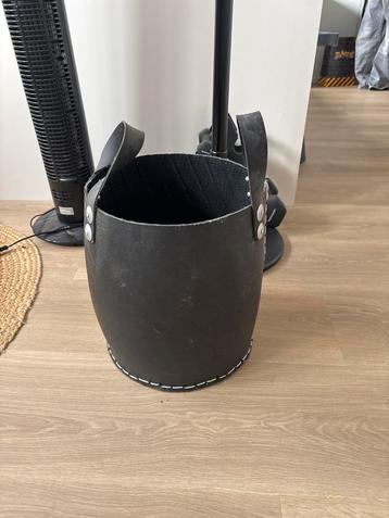 Leren Mand voor Plant/Opberg beschikbaar voor biedingen