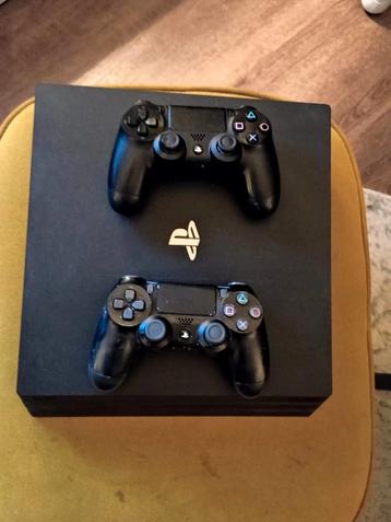 Playstation 4 met 2 controllers beschikbaar voor biedingen