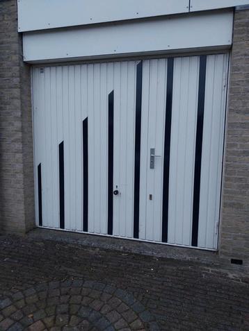 Garagedeur met loopdeur - T.E.A.B. beschikbaar voor biedingen
