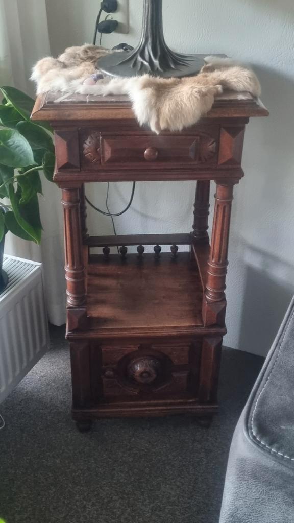 Antiek Nachtkastje met Prachtige Details, Antiek en Kunst, Curiosa en Brocante, Ophalen