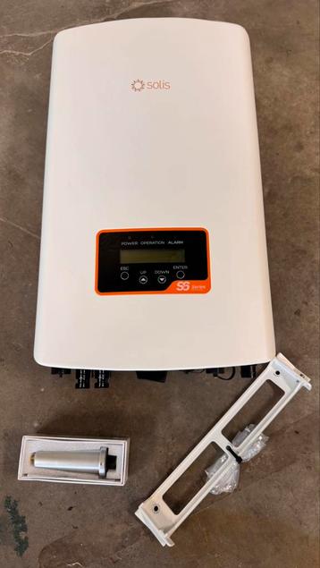 Solis S6 omvormer met 12 zonnepanelen beschikbaar voor biedingen