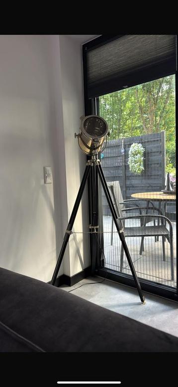 Stijlvolle staande lamp – Sfeervol en modern beschikbaar voor biedingen