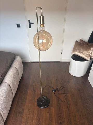 Moderne Staande Lamp met Grote Lamp beschikbaar voor biedingen