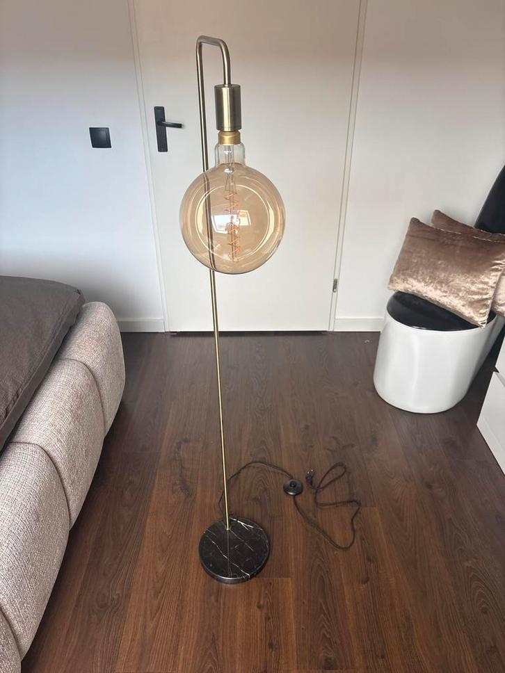 Moderne Staande Lamp met Grote Lamp, Huis en Inrichting, Lampen | Vloerlampen, Zo goed als nieuw, 150 tot 200 cm, Metaal, Ophalen of Verzenden