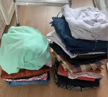 Vuilniszak met herenkleding en dameskleding beschikbaar voor biedingen