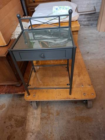 Te Koop,  Grijs metalen Nachtkastje, met 2 glasplaatjes. beschikbaar voor biedingen