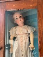 Antieke pop in hollandse hoek vitrine, Antiek en Kunst, Antiek | Speelgoed, Ophalen of Verzenden