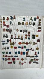 Collectie speldjes/ pins in originele speldjes albums, Verzamelen, Speldjes, Pins en Buttons, Ophalen of Verzenden, Zo goed als nieuw