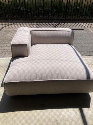 Nieuwe loveseat in licht grijs