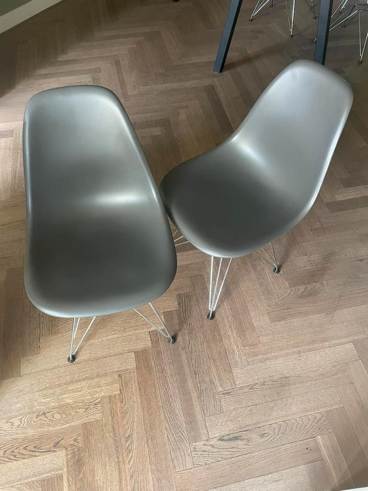 Vitra - Eames - DSR - Basalt - 7x, Huis en Inrichting, Stoelen, Zo goed als nieuw, Vijf, Zes of meer stoelen, Kunststof, Grijs