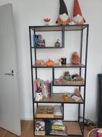 Open kast met houten planken en metalen frame, Ophalen