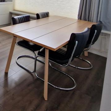 Eettafel zonder stoelen 
