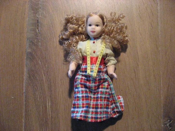 mooi porseleinen naaister popje met meetlintje, Verzamelen, Poppen, Nieuw, Pop, Verzenden