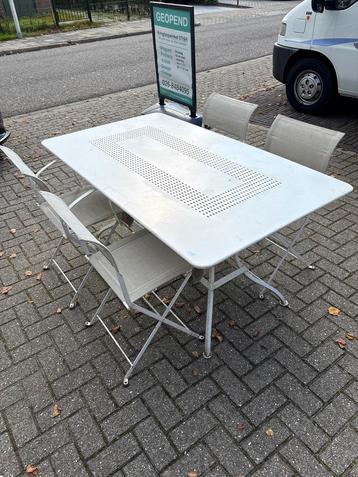 Ijzeren tuinset met 4 stoelen beschikbaar voor biedingen