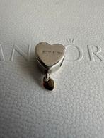 Pandora bedel hartje met goud hartje, Sieraden, Tassen en Uiterlijk, Bedels, Ophalen of Verzenden, Gebruikt, Zilver, Pandora