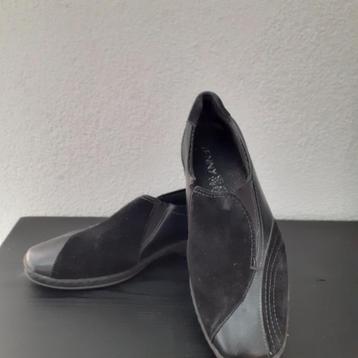 zwarte leren schoenen beschikbaar voor biedingen