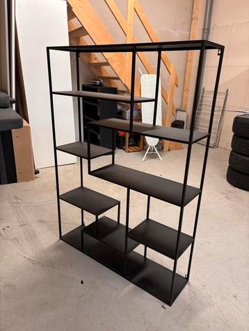 Stijlvolle metalen vakkenkast beschikbaar voor biedingen