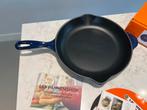 Le Creuset Skillet 26cm Indigo Nieuw in Doos, Gietijzer, Nieuw, Ophalen of Verzenden, Keramische plaat