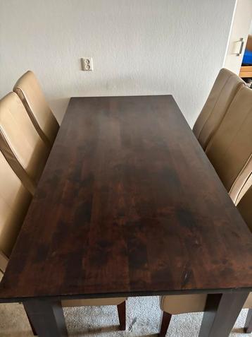Houten Eettafel met Stoelen beschikbaar voor biedingen
