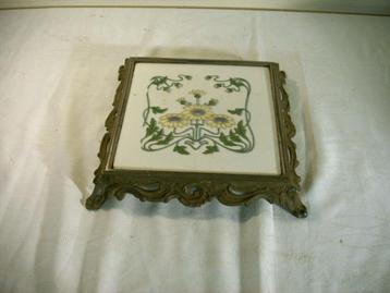 Jugendstil onderzetter porselein en metaal beschikbaar voor biedingen