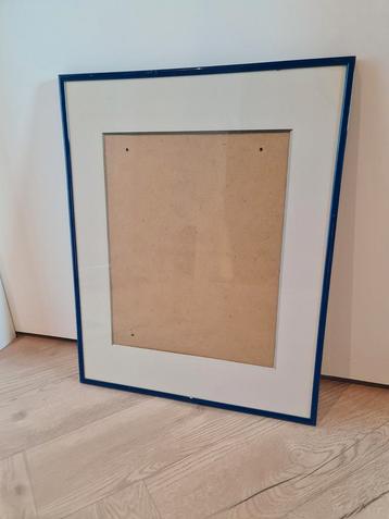 Blauwe fotolijst met witte passe-partout beschikbaar voor biedingen