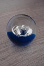 Nwe handgeblazen glazen bol presse papier met 2 luchtbellen, Antiek en Kunst, Antiek | Glas en Kristal, Ophalen of Verzenden