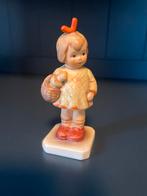 Hummeltje 1987 / nr479 meisje met mandje, goebel, Antiek en Kunst, Ophalen of Verzenden
