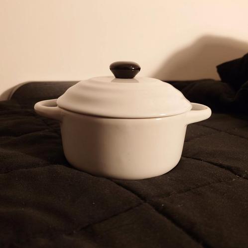 Klein wit pannetje pan met deksel, Huis en Inrichting, Keuken | Potten en Pannen, Ophalen of Verzenden