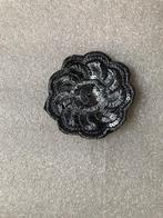 Applicatie - bloem - 8 cm breed - zwart / zilverkleur, Hobby en Vrije tijd, Naaien en Fournituren, Ophalen of Verzenden, Zo goed als nieuw