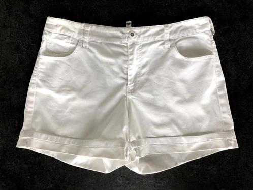Korte broek ARMANI, maat 29, Kleding | Dames, Broeken en Pantalons, Gedragen, Maat 38/40 (M), Wit, Kort, Verzenden