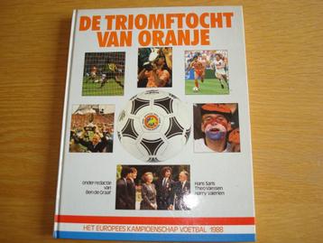 Boek, De  triomftocht van Oranje 1988 Voetbal beschikbaar voor biedingen