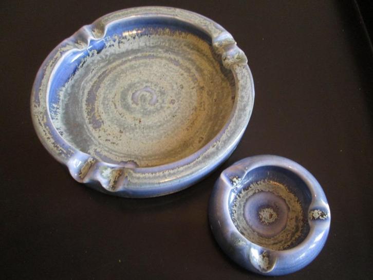 2 Verschillende Asbakken Blauw Keramiek Ellen Bendegom Gaaf, Antiek en Kunst, Antiek | Keramiek en Aardewerk, Ophalen of Verzenden