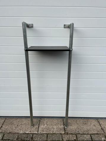 Wandplank op poten beschikbaar voor biedingen