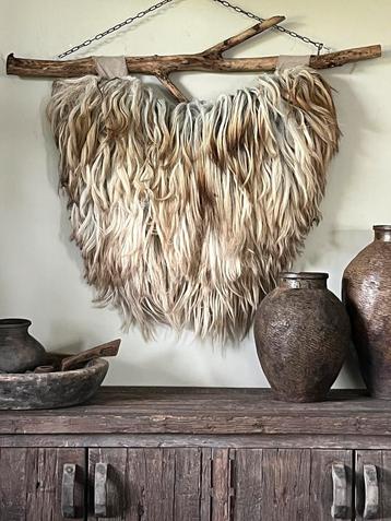 Wankraag / wandhanger (schapenvacht diervriendelijk) beschikbaar voor biedingen
