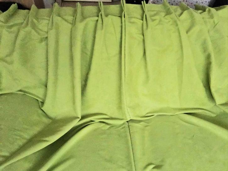 2 Verduisterende gordijnen van 240 cm hoog en elk 136 cm br, Huis en Inrichting, Stoffering | Gordijnen en Lamellen, Zo goed als nieuw