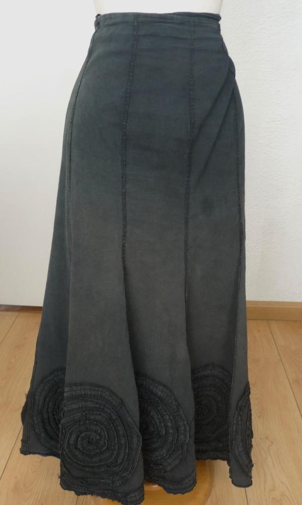 Mooie lange zwarte rok met rosetten van Alma Mater, Kleding | Dames, Rokken, Zo goed als nieuw, Maat 38/40 (M), Zwart, Onder de knie