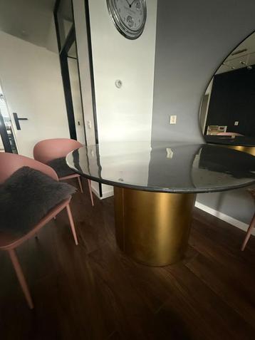 Ronde eettafel beschikbaar voor biedingen