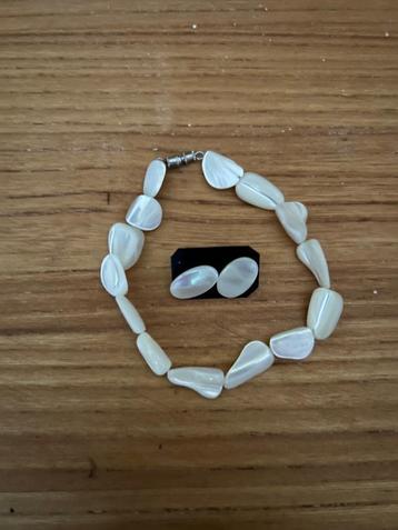 Setje parlemoer oorstekers en een armbandje Vintage beschikbaar voor biedingen