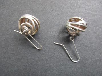 Moderne zilveren oorhangers opengewerkt bolvorm  beschikbaar voor biedingen