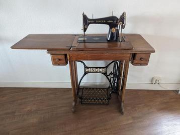 Antieke Singer naaimachine met gietijzer trapmechanisme beschikbaar voor biedingen
