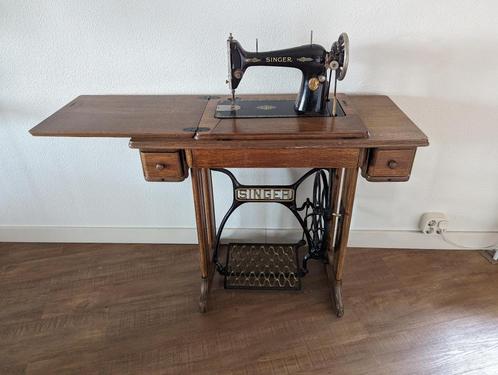 Antieke Singer naaimachine met gietijzer trapmechanisme, Antiek en Kunst, Antiek | Naaimachines, Ophalen