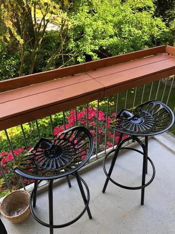 Balkonbar met twee metalen barstoelen  beschikbaar voor biedingen