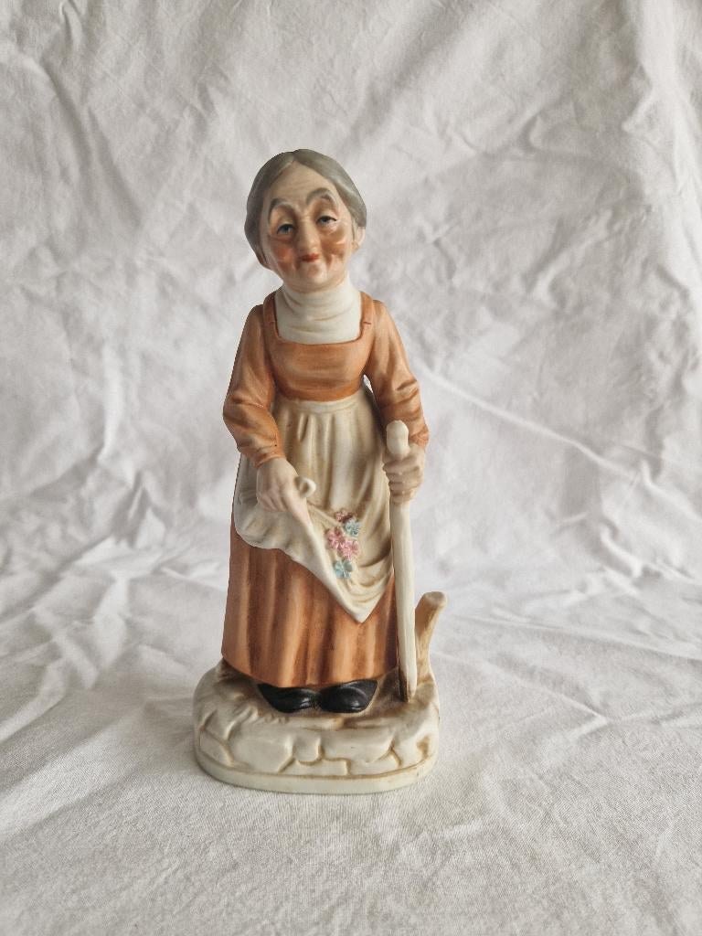 Beeldje Oude dame met wandelstok B009, Ophalen of Verzenden