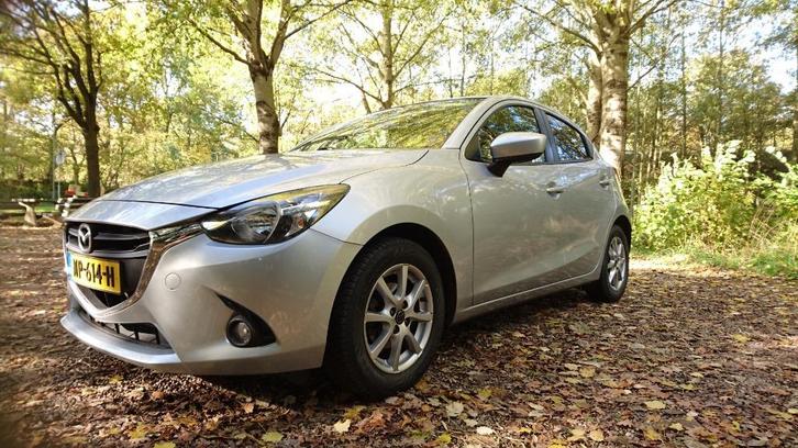 Mazda 2 1.5 SkyActiv 5DRS 2017 Grijs. Zeer netjes. NL auto!, Auto's, Mazda, Particulier, ABS, Airbags, Airconditioning, Bluetooth