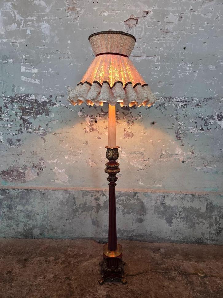 Barok vloerlamp – klassiek hout met goudaccenten, Huis en Inrichting, Lampen | Vloerlampen, Gebruikt, 100 tot 150 cm, Hout, Overige materialen