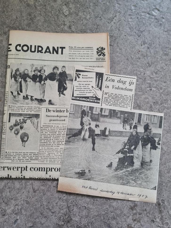 Winter in Volendam (twee krantenartikelen), Verzamelen, Tijdschriften, Kranten en Knipsels, Knipsel(s), 1940 tot 1960, Ophalen of Verzenden