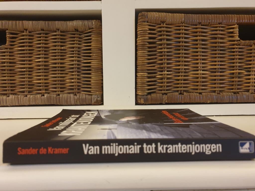 Sander de Kramer - Van miljonair tot krantenjongen, Boeken, Ophalen of Verzenden, Gelezen